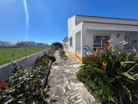 Moradia Isolada com apartamento T1 no Rogil a 5 minutos da praia