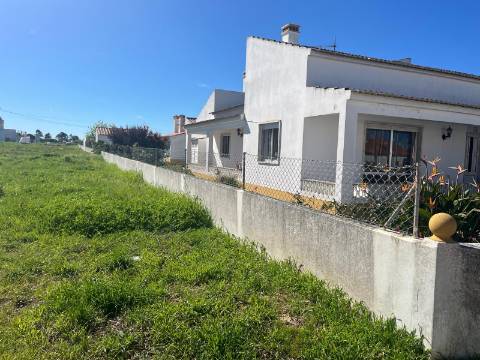 Moradia Isolada com apartamento T1 no Rogil a 5 minutos da praia