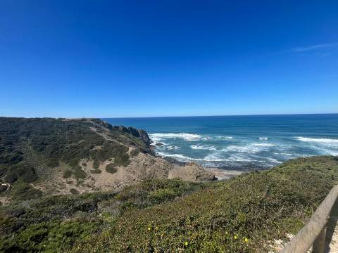 Moradia Isolada com apartamento T1 no Rogil a 5 minutos da praia