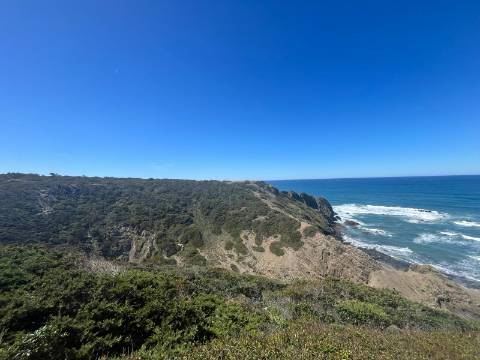 Moradia Isolada com apartamento T1 no Rogil a 5 minutos da praia