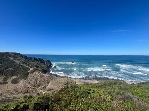 Moradia Isolada com apartamento T1 no Rogil a 5 minutos da praia