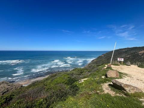 Moradia Isolada com apartamento T1 no Rogil a 5 minutos da praia