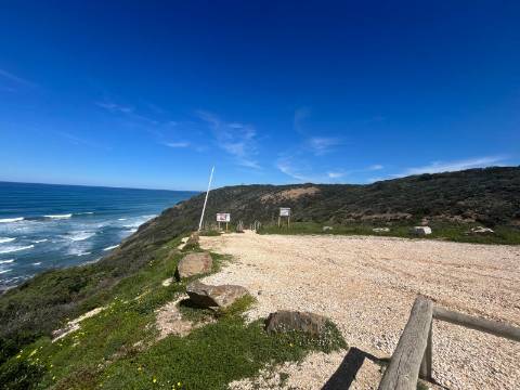Moradia Isolada com apartamento T1 no Rogil a 5 minutos da praia