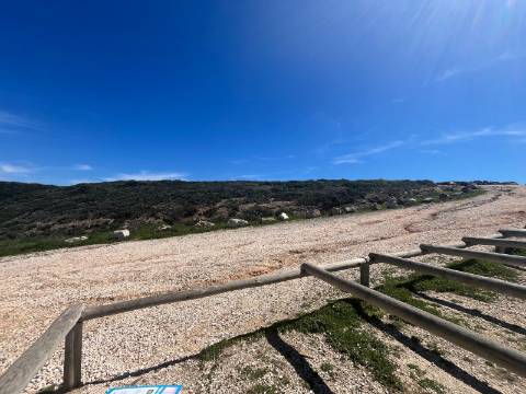 Moradia Isolada com apartamento T1 no Rogil a 5 minutos da praia