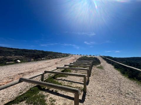 Moradia Isolada com apartamento T1 no Rogil a 5 minutos da praia