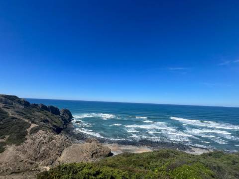 Moradia Isolada com apartamento T1 no Rogil a 5 minutos da praia