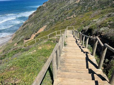 Moradia Isolada com apartamento T1 no Rogil a 5 minutos da praia