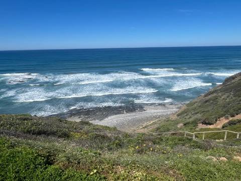 Moradia Isolada com apartamento T1 no Rogil a 5 minutos da praia