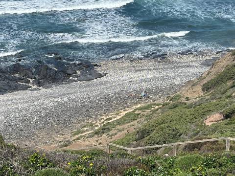 Moradia Isolada com apartamento T1 no Rogil a 5 minutos da praia