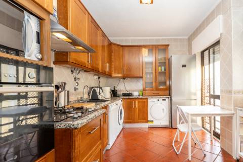 Apartamento T3 com garagem no Bairro São Gabriel em Setúbal