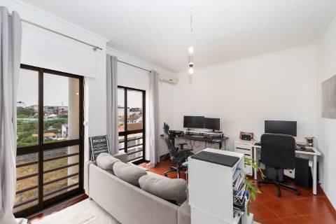 Apartamento T3 com garagem no Bairro São Gabriel em Setúbal