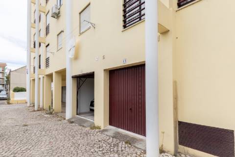 Apartamento T3 com garagem no Bairro São Gabriel em Setúbal