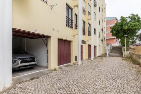 Apartamento T3 com garagem no Bairro São Gabriel em Setúbal