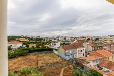Apartamento T3 com garagem no Bairro São Gabriel em Setúbal