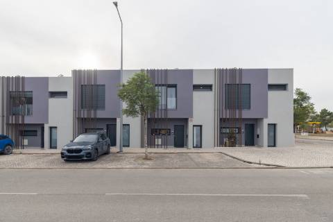 Moradia T3+1 em Banda como Nova com pátio e Vista Castelo de Palmela - Aires