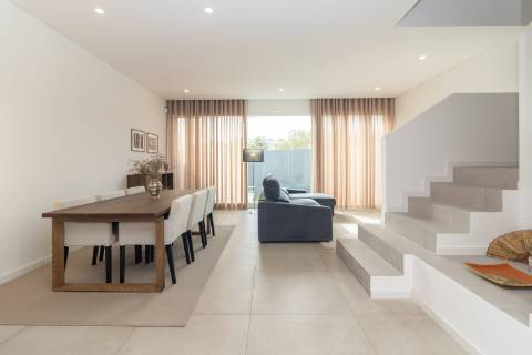 Moradia T3+1 em Banda como Nova com pátio e Vista Castelo de Palmela - Aires