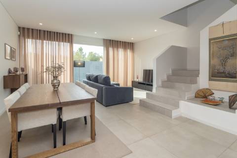 Moradia T3+1 em Banda como Nova com pátio e Vista Castelo de Palmela - Aires