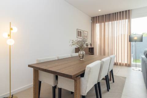 Moradia T3+1 em Banda como Nova com pátio e Vista Castelo de Palmela - Aires