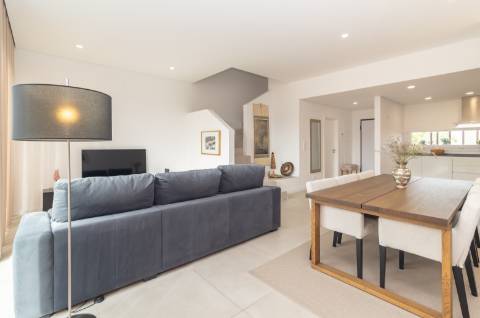 Moradia T3+1 em Banda como Nova com pátio e Vista Castelo de Palmela - Aires