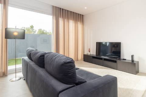 Moradia T3+1 em Banda como Nova com pátio e Vista Castelo de Palmela - Aires