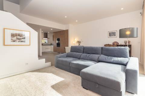 Moradia T3+1 em Banda como Nova com pátio e Vista Castelo de Palmela - Aires