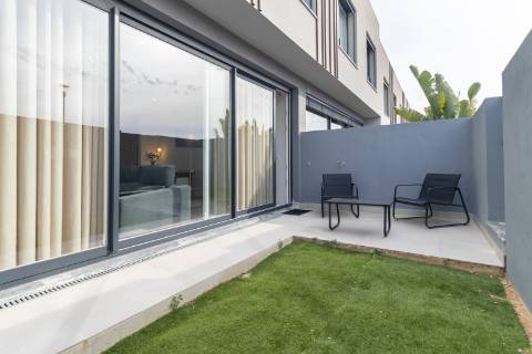 Moradia T3+1 em Banda como Nova com pátio e Vista Castelo de Palmela - Aires