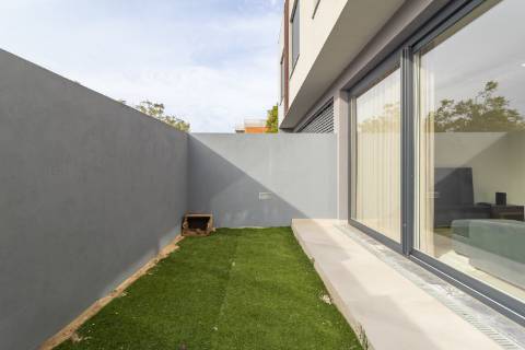 Moradia T3+1 em Banda como Nova com pátio e Vista Castelo de Palmela - Aires