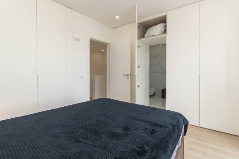 Moradia T3+1 em Banda como Nova com pátio e Vista Castelo de Palmela - Aires