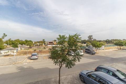 Moradia T3+1 em Banda como Nova com pátio e Vista Castelo de Palmela - Aires