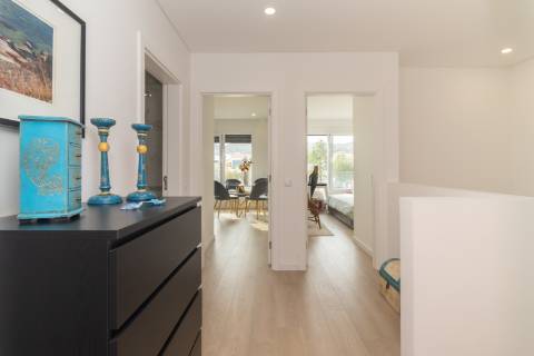 Moradia T3+1 em Banda como Nova com pátio e Vista Castelo de Palmela - Aires
