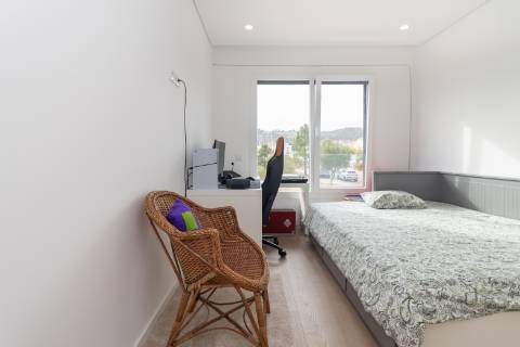 Moradia T3+1 em Banda como Nova com pátio e Vista Castelo de Palmela - Aires