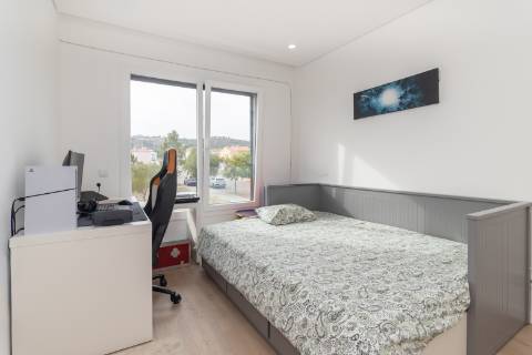 Moradia T3+1 em Banda como Nova com pátio e Vista Castelo de Palmela - Aires