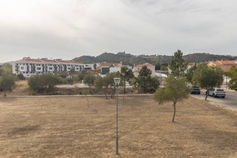 Moradia T3+1 em Banda como Nova com pátio e Vista Castelo de Palmela - Aires