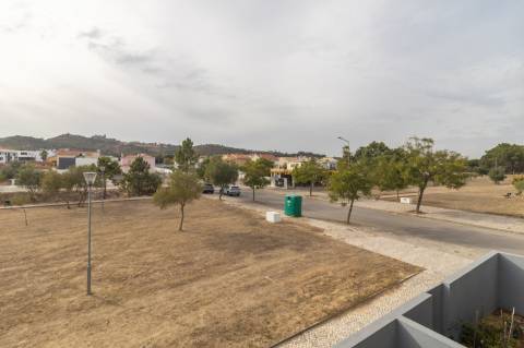 Moradia T3+1 em Banda como Nova com pátio e Vista Castelo de Palmela - Aires