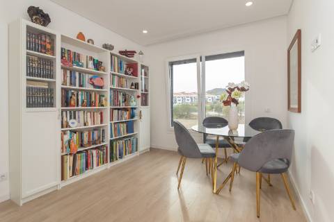 Moradia T3+1 em Banda como Nova com pátio e Vista Castelo de Palmela - Aires