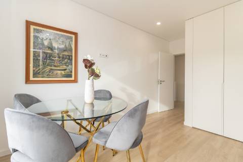 Moradia T3+1 em Banda como Nova com pátio e Vista Castelo de Palmela - Aires