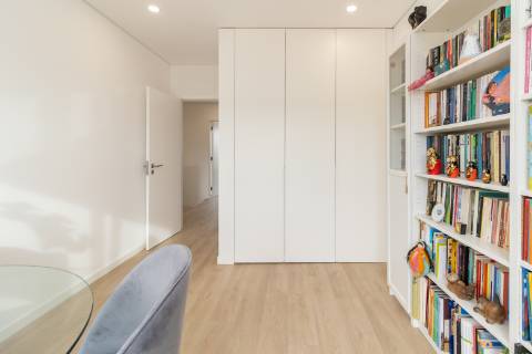 Moradia T3+1 em Banda como Nova com pátio e Vista Castelo de Palmela - Aires