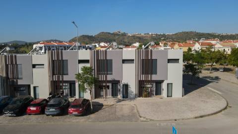 Moradia T3+1 em Banda como Nova com pátio e Vista Castelo de Palmela - Aires
