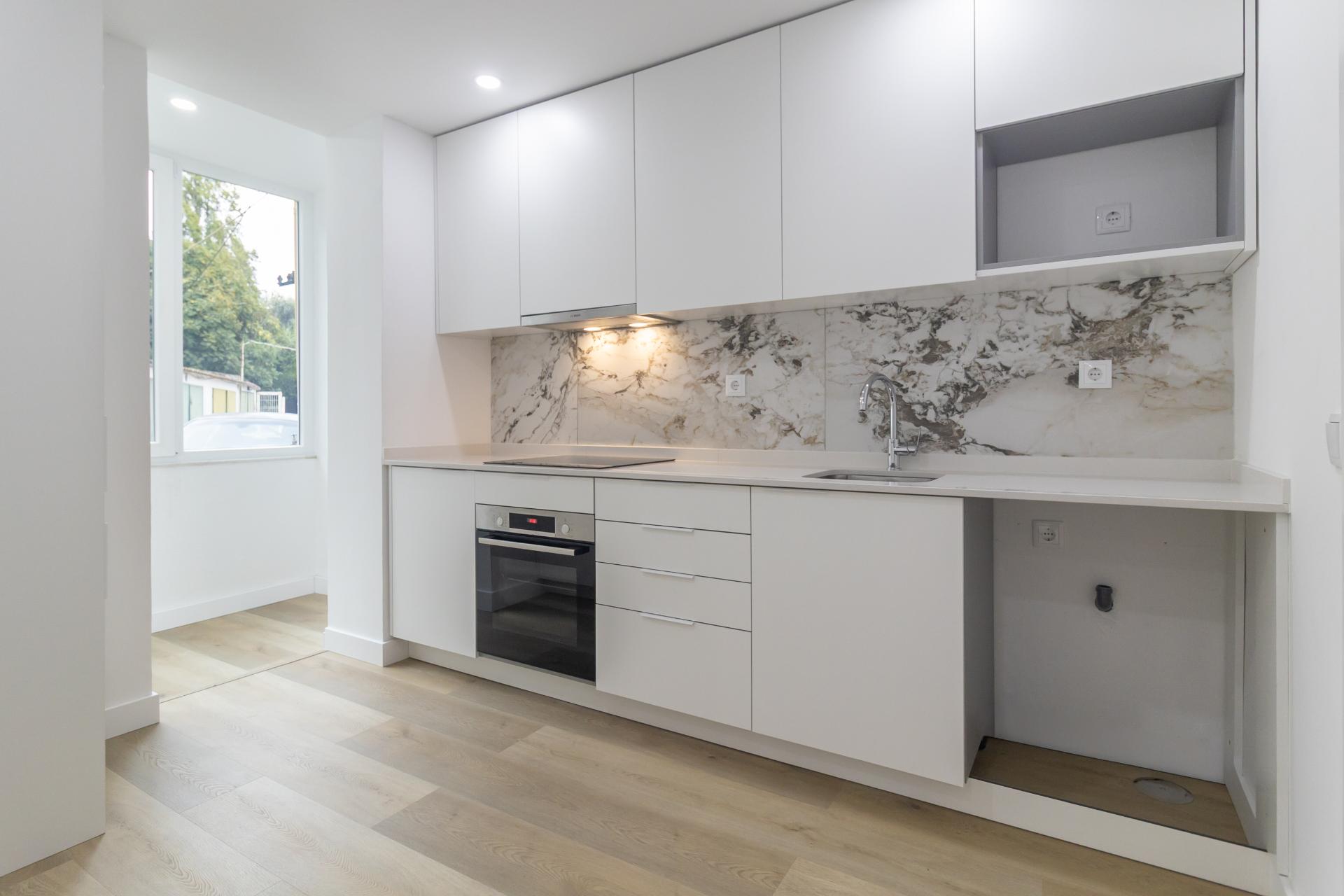 Apartamento T3 Remodelado com zona exterior comum junto ao parque em Vanicelos, Setúbal