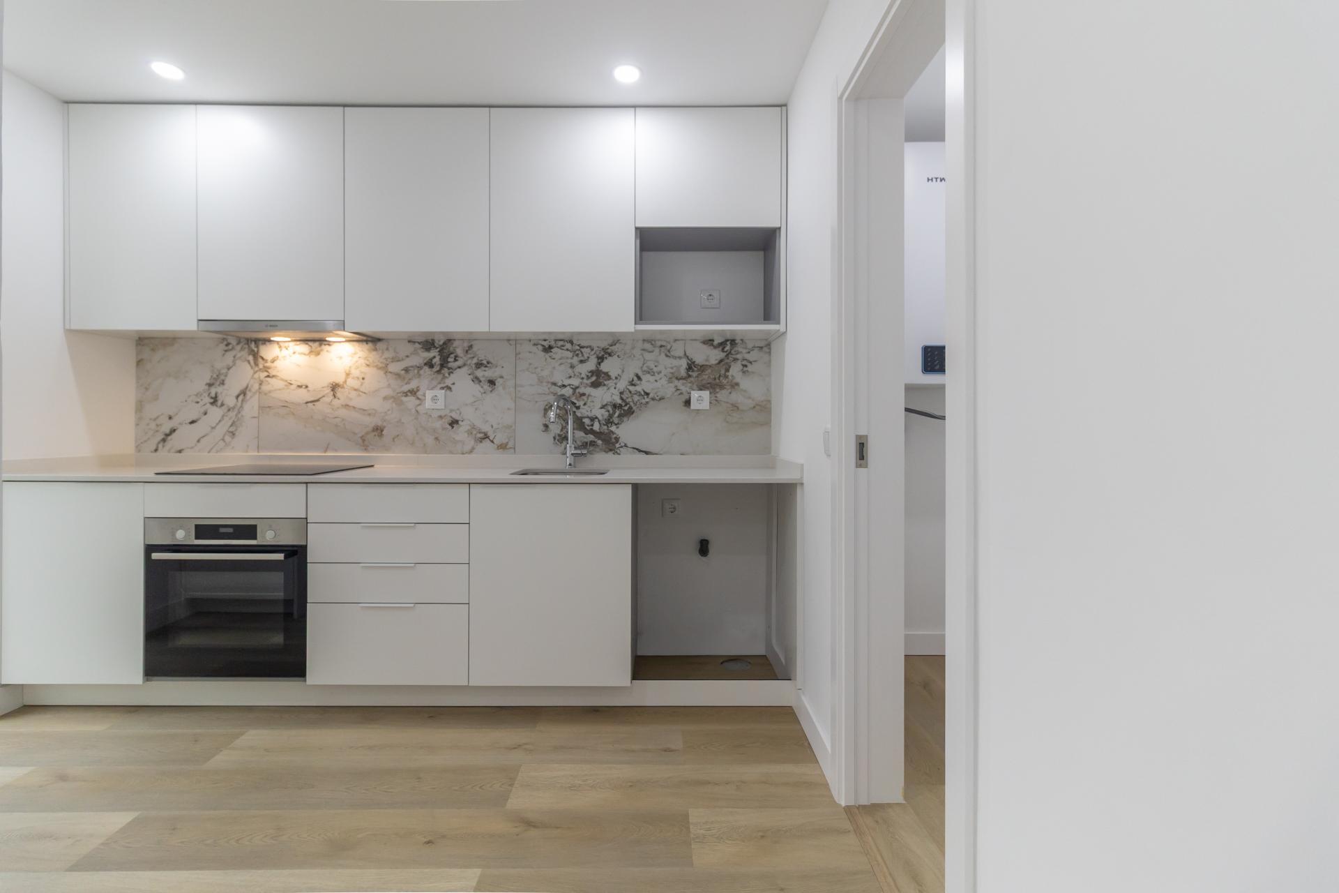 Apartamento T3 Remodelado com zona exterior comum junto ao parque em Vanicelos, Setúbal