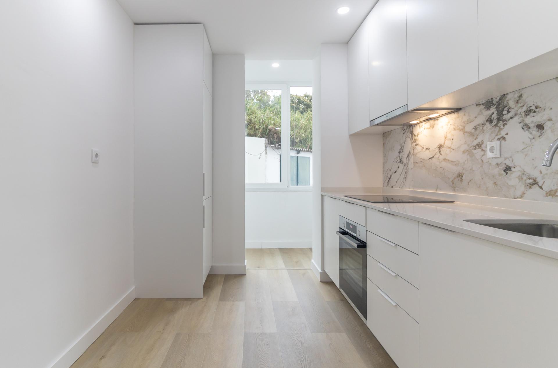 Apartamento T3 Remodelado com zona exterior comum junto ao parque em Vanicelos, Setúbal