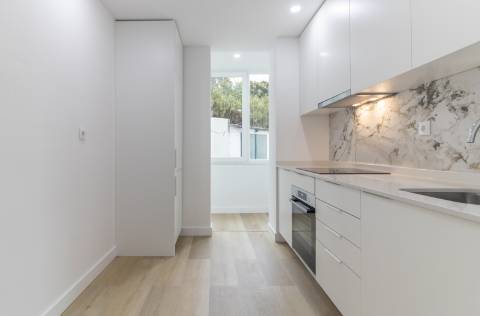 Apartamento T3 Remodelado com zona exterior comum junto ao parque em Vanicelos, Setúbal