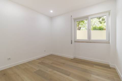 Apartamento T3 Remodelado com zona exterior comum junto ao parque em Vanicelos, Setúbal