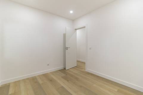 Apartamento T3 Remodelado com zona exterior comum junto ao parque em Vanicelos, Setúbal