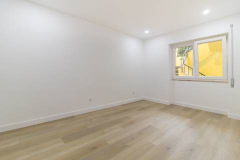 Apartamento T3 Remodelado com zona exterior comum junto ao parque em Vanicelos, Setúbal