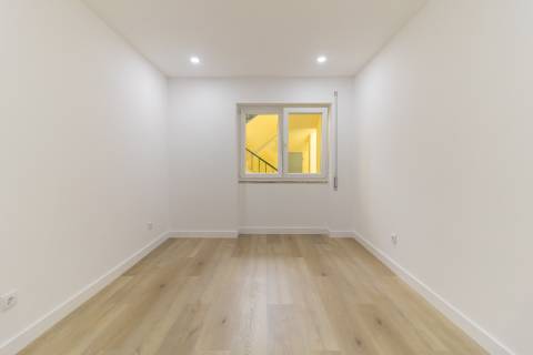 Apartamento T3 Remodelado com zona exterior comum junto ao parque em Vanicelos, Setúbal