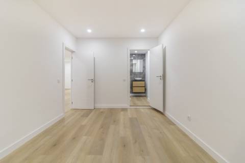 Apartamento T3 Remodelado com zona exterior comum junto ao parque em Vanicelos, Setúbal