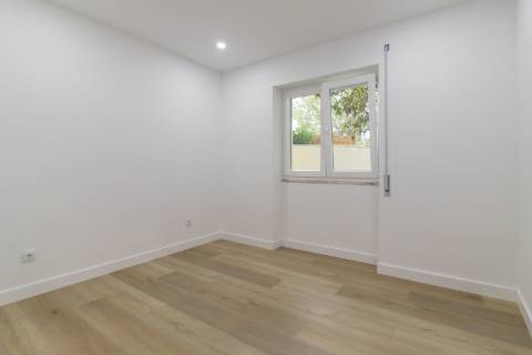 Apartamento T3 Remodelado com zona exterior comum junto ao parque em Vanicelos, Setúbal