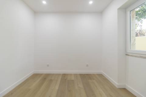 Apartamento T3 Remodelado com zona exterior comum junto ao parque em Vanicelos, Setúbal