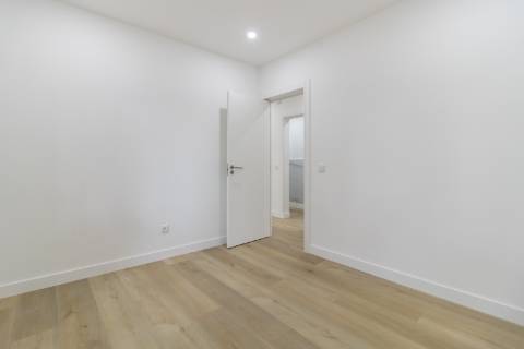 Apartamento T3 Remodelado com zona exterior comum junto ao parque em Vanicelos, Setúbal